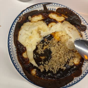 Manzara Aldattı Kalitesiz Yemek Ve Savunmacı Personel