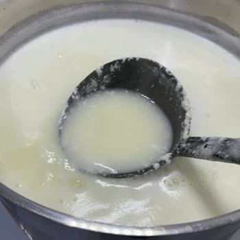 Son Kullanma Tarihi Geçmemiş 3 Litre Süt Kesildi Ve Bozulmuş