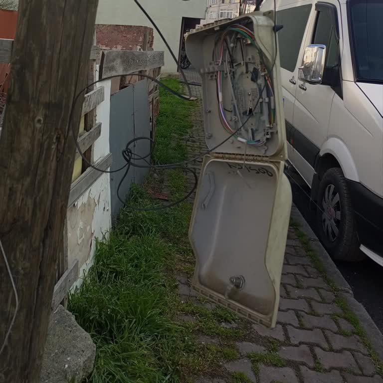 Aşure Sokakta Düşen İnternet Kutusu Kesintili Hizmet Ve Güvenlik Riski Yaratıyor