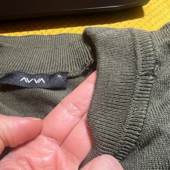 Haki Renk XL Kazakta Yaka Ribanası İplik Kaçması Üretim Hatası Ve Değişim Talebi