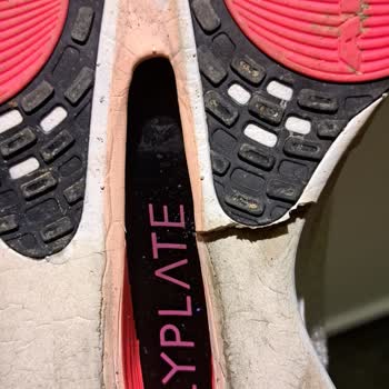 Nike Air Zoom Alphafly 3 Ayakkabısında 14 Km Sonra Tabanda Yırtılma Ve Kullanım Hatası İddiası