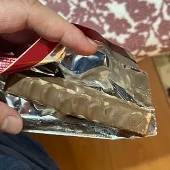 Tadelle Çikolatanın Hem Üst Hem De Alt Yüzeyinde Beyazlıklar Vardı