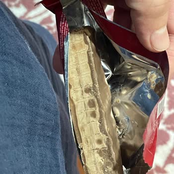 Tadelle Çikolatanın Hem Üst Hem De Alt Yüzeyinde Beyazlıklar Vardı