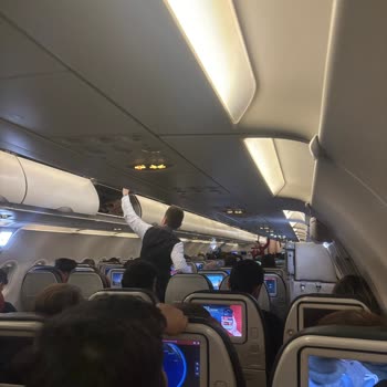 Uçak Kapıları Gecikmeli Açıldı Ve Açıklama Yapılmadı, Yolcular 22:40'a Kadar Bekletildi