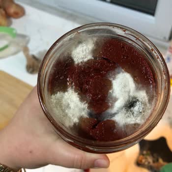 Kapağı Sorunsuz Olmasına Rağmen Biber Salçası Küflendi