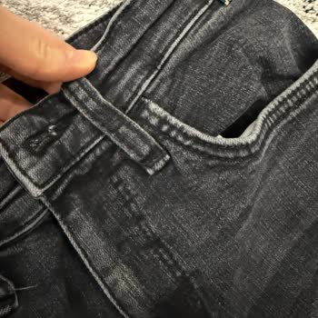 Mavi Jean Pantolonunun Fermuarı Yırtıldı Ve Rengi Soldu