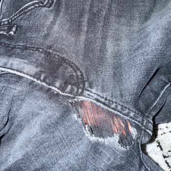 Mavi Jean Pantolonunun Fermuarı Yırtıldı Ve Rengi Soldu