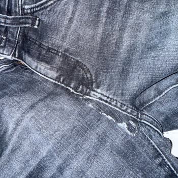 Mavi Jean Pantolonunun Fermuarı Yırtıldı Ve Rengi Soldu
