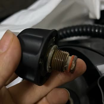 Valf Kapağı Sıkışıyor Ve Su Sızdırıyor, Müşteri Hizmetine Ulaşılamıyor