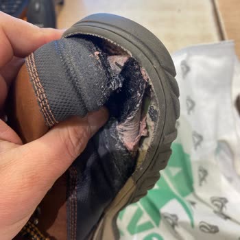 FLO Ağrı Merkez Şubesinde Ayakkabı Tabanı Açılması Ve Değişim Talebinin Reddedilmesi