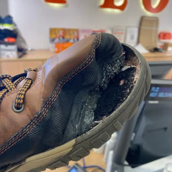 FLO Ağrı Merkez Şubesinde Ayakkabı Tabanı Açılması Ve Değişim Talebinin Reddedilmesi