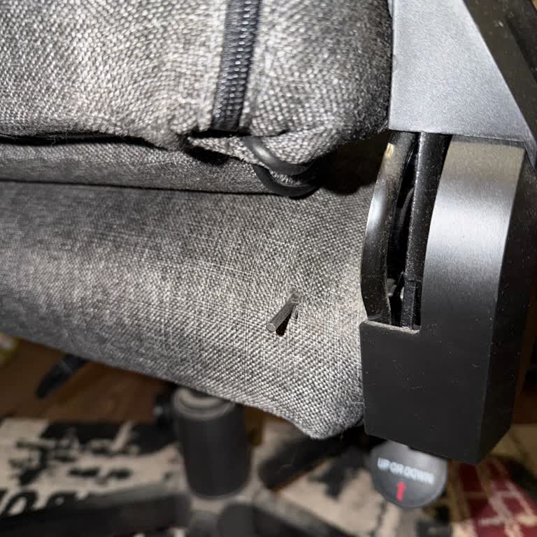 Hawk Koltuğunda Oturak Parçasından Çıkan Demir Parça Ve Onarım Talebi