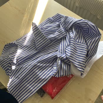 Defolu Gömlek Ve Cevapsız İletişim