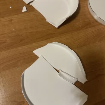 Jumbo Mağazasında Eksik Yemek Takımı Parçaları Ve Uzun Süreli Oyalama