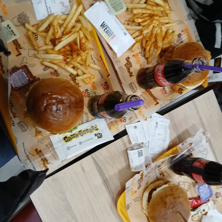 Cajun Corner Şubesinde Müşteri Önünde Patates Yiyen Çalışanlar Ve Hijyen İhlali