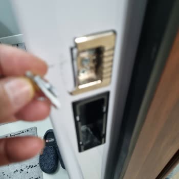 Formet Çelik Kapı Kilit Yuvasındaki Plastik Parça Kırıldı, Güvenlik Riski