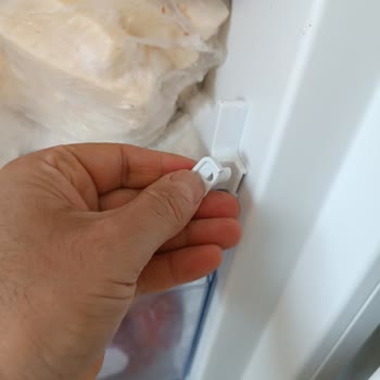 Garanti Süresi Devam Eden Derin Dondurucuda Plastik Kapak Ve Çentik Sorunu Ücretli Değişim Olarak Sunuluyor