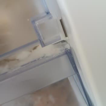 Garanti Süresi Devam Eden Derin Dondurucuda Plastik Kapak Ve Çentik Sorunu Ücretli Değişim Olarak Sunuluyor