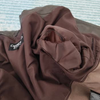 Derimod Deri Ceketin Kısa Sürede Deformasyonu Ve Renk Değişimi