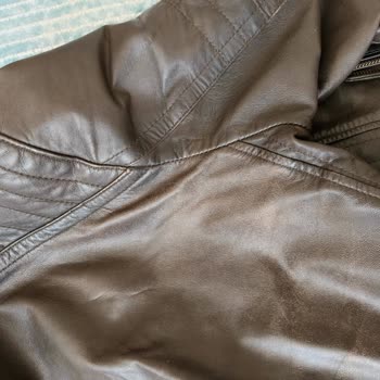 Derimod Deri Ceketin Kısa Sürede Deformasyonu Ve Renk Değişimi