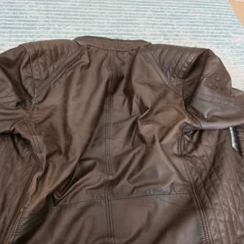 Derimod Deri Ceketin Kısa Sürede Deformasyonu Ve Renk Değişimi