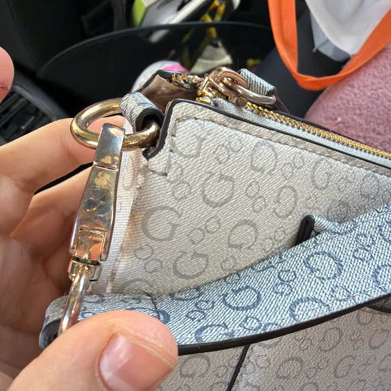 Guess Çantamda Renk Solması Ve Metal Parça Soyulması: Kalite Sorunu Ve Mağaza Yaklaşımı