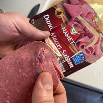 Namet Dana Salamında Mavi Plastik Parça Buldum: Gıda Güvenliği İhlali Ve Cevap Bekliyorum