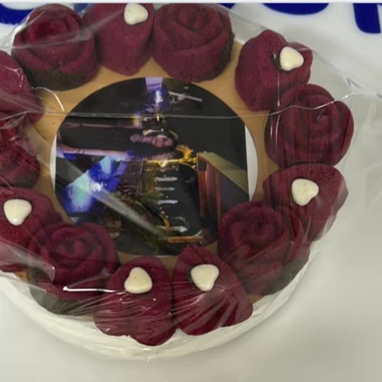 Pembe Görünen Çiçek Keki Kahverengi Ve Düzensiz Geldi