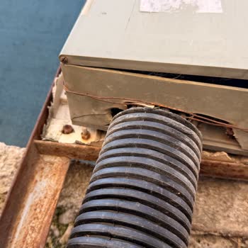 Açık Ve Hasarlı Dağıtım Kutusu: Güvenlik Riski Ve Cevapsızlık