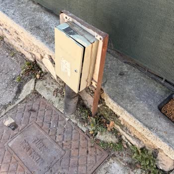 Açık Ve Hasarlı Dağıtım Kutusu: Güvenlik Riski Ve Cevapsızlık