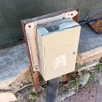 Açık Ve Hasarlı Dağıtım Kutusu: Güvenlik Riski Ve Cevapsızlık