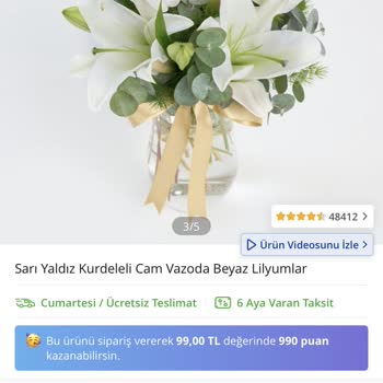 Sarı Yaldızlı Cam Vazoda Çiçekler Solmuş Ve Eksik