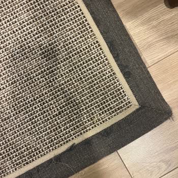 Calvin Klein Halısında Tekrarlayan Yıpranma Ve Mağaza İlgisizliği