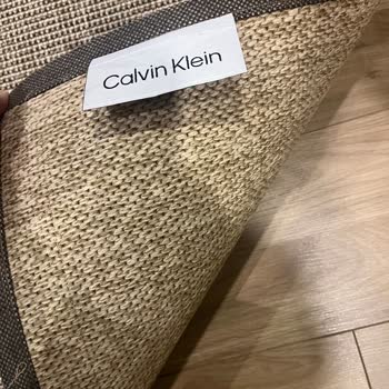 Calvin Klein Halısında Tekrarlayan Yıpranma Ve Mağaza İlgisizliği