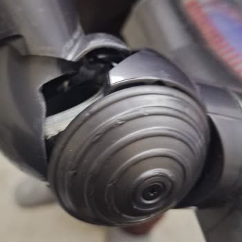 Dyson V11 Süpürge Başlığının Kırık Parçası İçin Onarım Reddi Ve Tam Değişim Zorunluluğu
