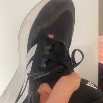 Kısa Sürede Yırtılan Ve Logosu Kopmuş Adidas Ayakkabıya İade Talebi