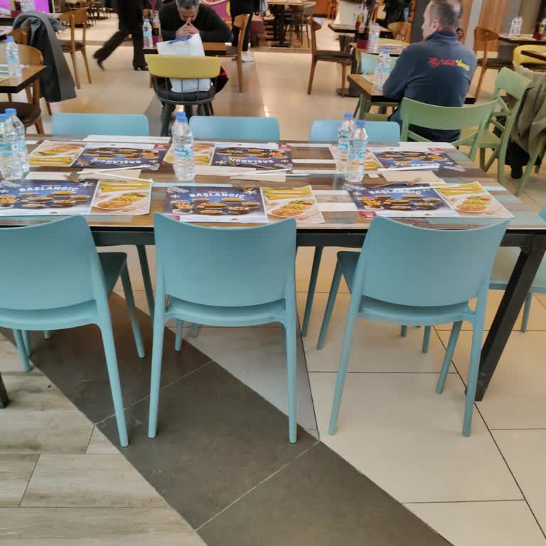 Tavuk Dünyası Ortak Oturma Alanını Sahiplenip Müşterileri Masadan Kaldırıyor