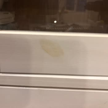 Hemnes Camlı Dolabın Çerçevesindeki Sararma Lekesi Kalite Sorunu