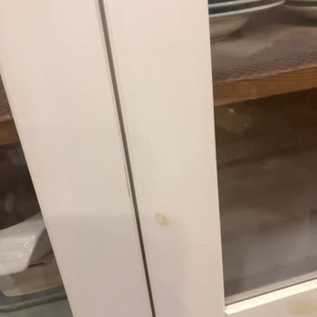 Hemnes Camlı Dolabın Çerçevesindeki Sararma Lekesi Kalite Sorunu