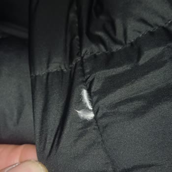 Kalitesiz Kaz Tüyü Montu Tüy Döküyor Ve Çıtçıtları Koptu