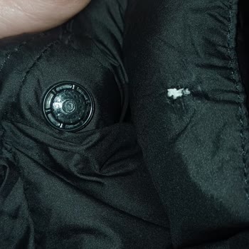 Kalitesiz Kaz Tüyü Montu Tüy Döküyor Ve Çıtçıtları Koptu