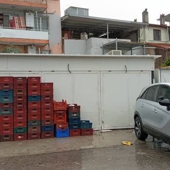 Buca Çamlık Mahallesi Pazarındaki Konteynerlerin Görüntü Kirliliği Ve Gıda Güvenliği Sorunları