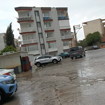 Buca Çamlık Mahallesi Pazarındaki Konteynerlerin Görüntü Kirliliği Ve Gıda Güvenliği Sorunları