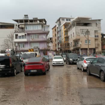 Buca Çamlık Mahallesi Pazarındaki Konteynerlerin Görüntü Kirliliği Ve Gıda Güvenliği Sorunları