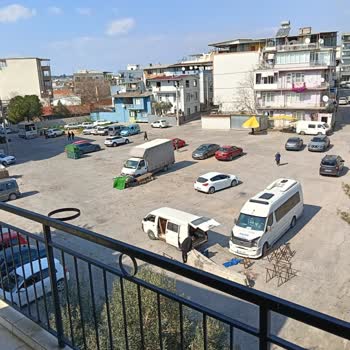 Buca Çamlık Mahallesi Pazarındaki Konteynerlerin Görüntü Kirliliği Ve Gıda Güvenliği Sorunları