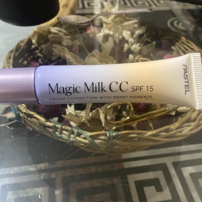 Pastel Kozmetik Büyük Bir Tüp Ama İçi Boş