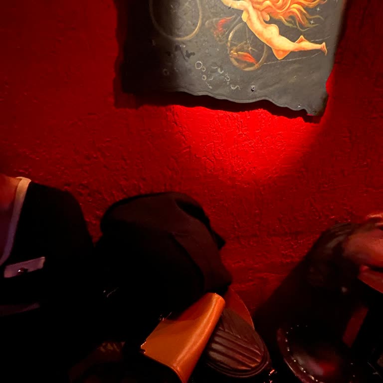 Jolly Joker Sahne Önünde Aşırı Kalabalık Ve Sıkışık Oturma Düzeni