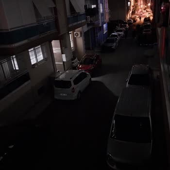 Gediz Elektrik’in Çiğli Mahallesindeki Sokak Aydınlatması Çözülmemiş, Güvenlik Riski Oluşturuyor