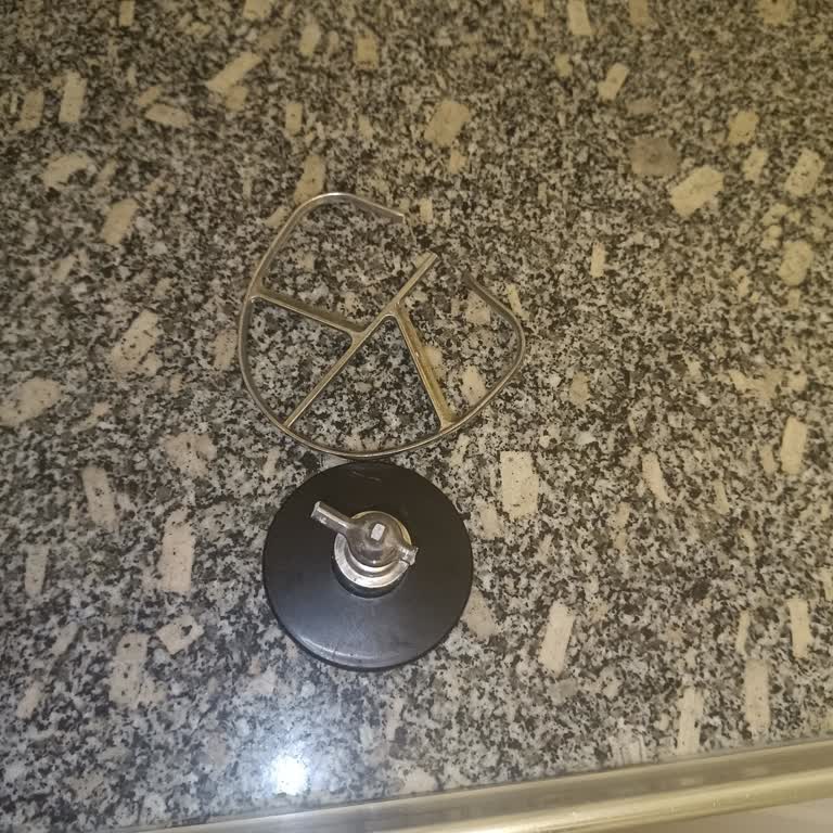 Ürünün Kısa Sürede Kırılan Yoğurma Aparatı Ve Plastik Yanığı Kokusu Garanti İhlali