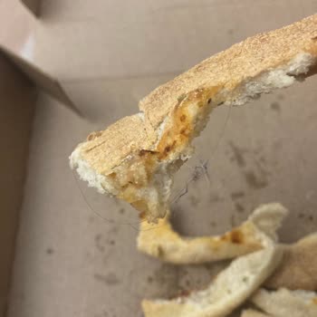 Domino’s Pizza Manisa Şehzadeler Şubesinde Hijyen İhlali: Pizza’da Saç Ve Kıl